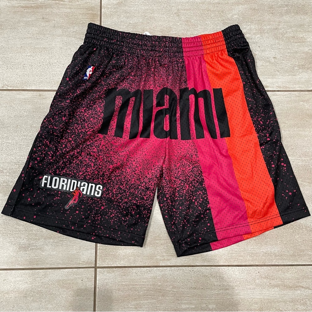 NEW MITCHELL & NESS RE-TAKE GRADIENT SWINGMAN SHORTS MIAMI HEAT '05 SZ XL - 0011